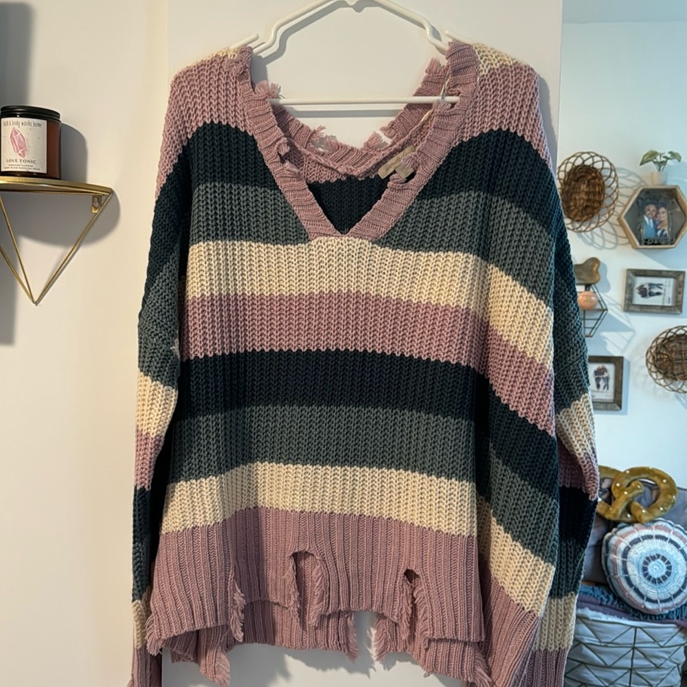 NWOT Wonderly (Belk) distressed and slightly cropped sweater